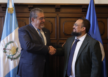Presidente Bernardo Arévalo con Sebastián Eugenio Kraljevich Chadwick, secretario para el Fortalecimiento de la Democracia de la OEA. / Foto: Gobierno de Guatemala.