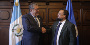 Presidente Bernardo Arévalo con Sebastián Eugenio Kraljevich Chadwick, secretario para el Fortalecimiento de la Democracia de la OEA. / Foto: Gobierno de Guatemala.