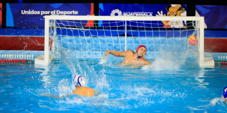 Guatemala impone su fuerza en el agua y derrota a El Salvador en waterpolo