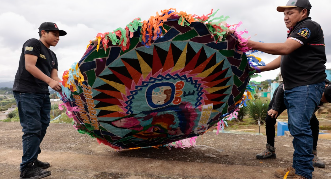 Agrupación de barrileteros jovenes pioneros elaboran barriletes gigantes en Santiago Sacatepéquez. / Foto: Noé Pérez