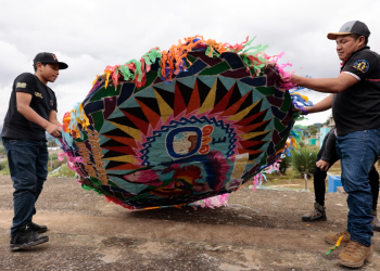 Agrupación de barrileteros jovenes pioneros elaboran barriletes gigantes en Santiago Sacatepéquez. / Foto: Noé Pérez