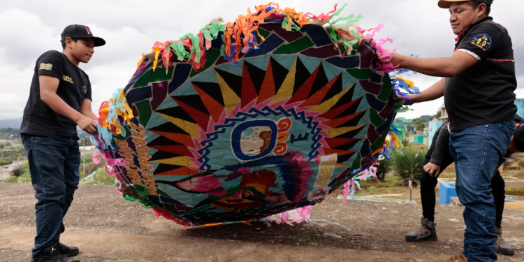 Agrupación de barrileteros jovenes pioneros elaboran barriletes gigantes en Santiago Sacatepéquez. / Foto: Noé Pérez