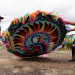 Agrupación de barrileteros jovenes pioneros elaboran barriletes gigantes en Santiago Sacatepéquez. / Foto: Noé Pérez