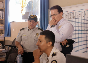 Villeda reiteró su compromiso de mantener una supervisión constante en los distintos departamentos. / Foto: Analí Camey.