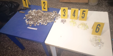 Durante la inspección, los agentes localizaron 349 bolsas con marihuana, 98 bolsas con piedras de crack, varias cápsulas con cocaína y un revólver. / Foto: PNC