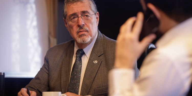 Presidente Arévalo anunció acciones legales contra el juez Freddy Orellana y el fiscal Rafael Curruchiche. (Foto: Dickens Zamora)