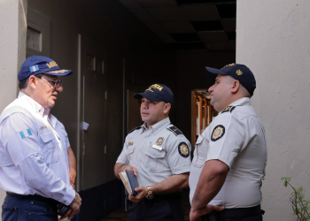El ministro de Gobernación, Marco Antonio Villeda, realizó una visita a una comisaría del departamento de Chiquimula. / Foto: Analí Camey