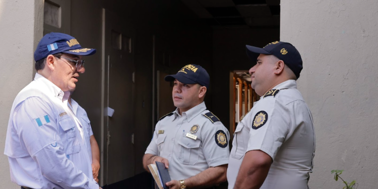 El ministro de Gobernación, Marco Antonio Villeda, realizó una visita a una comisaría del departamento de Chiquimula. / Foto: Analí Camey