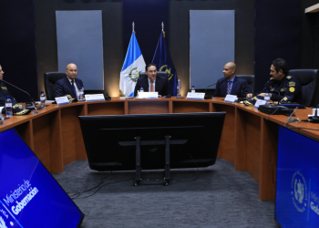 En el salón mayor del Ministerio de Gobernación, el titular de la cartera, Marco Antonio Villeda, encabezó una reunión de trabajo junto con los viceministros y cúpula de la PNC. / Foto: Mingob.