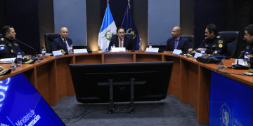En el salón mayor del Ministerio de Gobernación, el titular de la cartera, Marco Antonio Villeda, encabezó una reunión de trabajo junto con los viceministros y cúpula de la PNC. / Foto: Mingob.