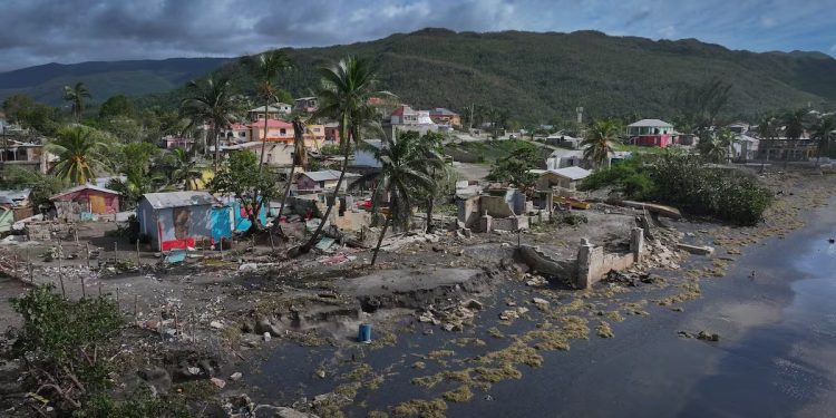 Las autoridades de Jamaica informaron que muchas comunidades aún se encuentran aisladas.