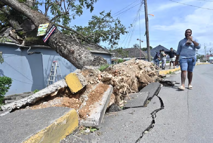 A lo largo de Jamaica se observan daños causados por el huracán Melissa.