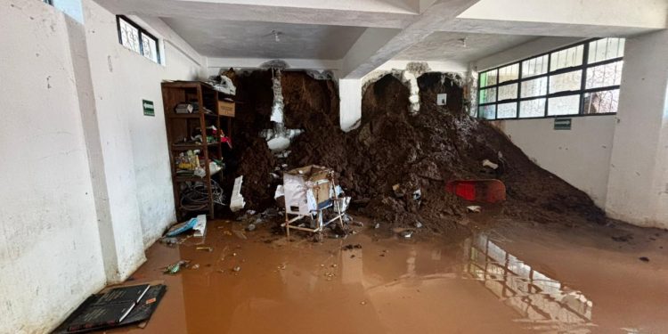 Un deslizamiento de tierra causó daños severos a una escuela en San Pedro Jocopilas, Quiché.