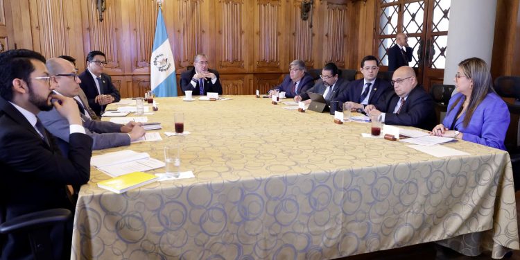 El presidente Bernardo Arévalo, durante reunión con el órgano colegiado de la CNC, en la que se trato sobre la implementación de una cultura de integridad. /Foto:
