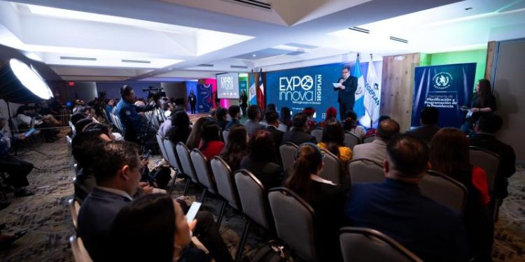 Académicos de tres universidades del país expusieron sobre los programas con los que la academia promueve la innovación.