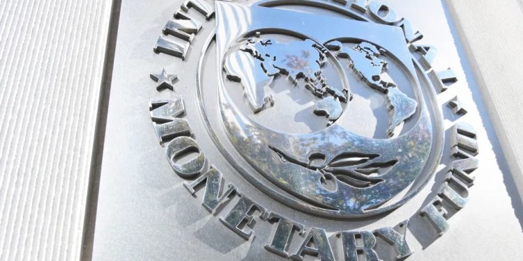 La incertidumbre en política comercial sigue siendo elevada y en ausencia de acuerdos claros, afirma el FMI.