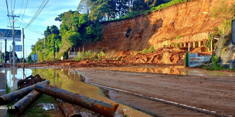 Construirán una barrera para contener el material que se siga desprendiendo en el kilómetro 24 de la ruta a El Salvador. / Foto: Conred.