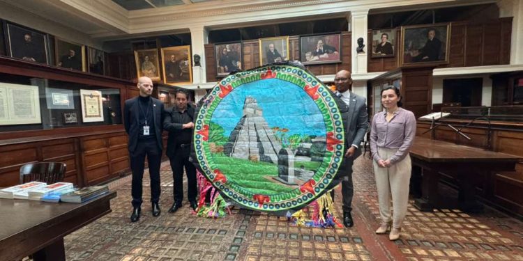 Consulado de Guatemala lleva la tradición de los barriletes de Sumpango a los connacionales en Nueva York. / Foto: Minex.