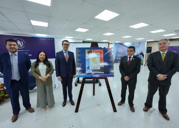 Presentan sello postal conmemorativo de los 200 años del Ministerio de Finanzas Públicas. / Foto: Minfin.