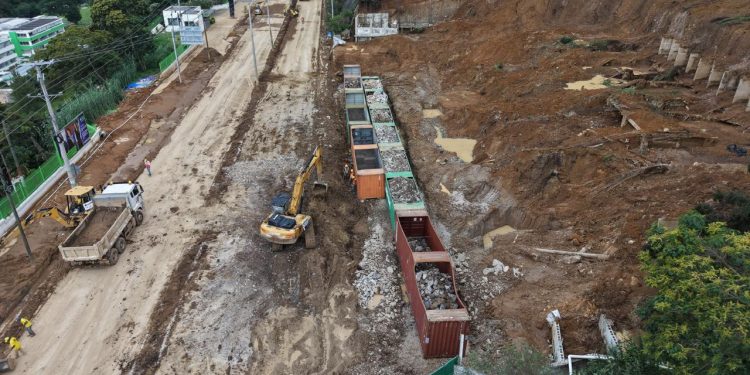 Siguen los trabajos en el kilómetro 24 de ruta a El Salvador. / Foto: CIV.