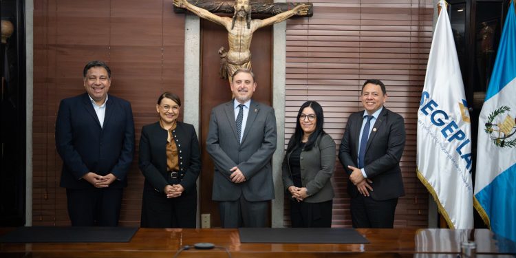 Segeplan y URL firman convenio de cooperación en favor de la educación superior