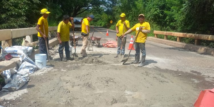 Reparaciones en puente El Pajal, CA-2 Oriente. / Foto: CIV.