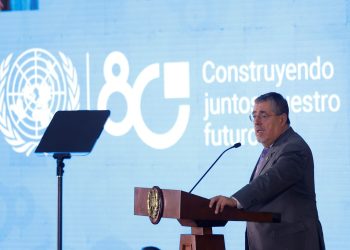 El presidente Bernardo Arévalo, durante el acto por el 80 aniversario de la ONU en el Palacio Nacional de la Cultura.