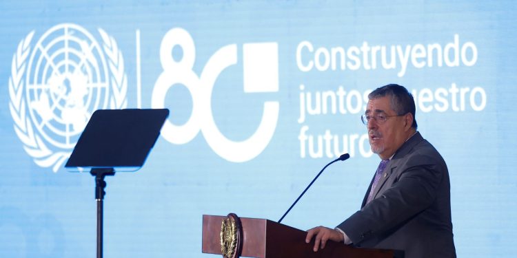 El presidente Bernardo Arévalo, durante el acto por el 80 aniversario de la ONU en el Palacio Nacional de la Cultura.