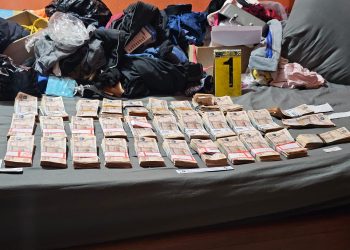 Dinero en efectivo y objetos que se decomisaron durante operativos contra asaltantes en varios puntos del departamento de Guatemala.