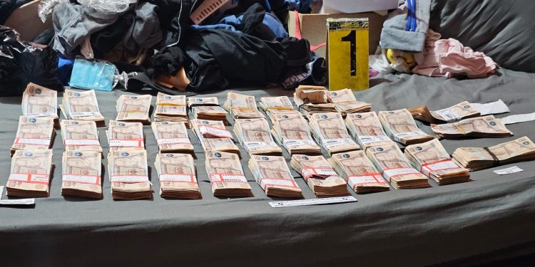 Dinero en efectivo y objetos que se decomisaron durante operativos contra asaltantes en varios puntos del departamento de Guatemala.