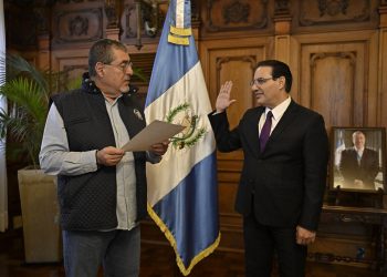 El presidente Bernardo Arévalo toma juramento de Marco Antonio Villeda quien asume el cargo de ministro de Gobernación.
