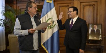 El presidente Bernardo Arévalo toma juramento de Marco Antonio Villeda quien asume el cargo de ministro de Gobernación.