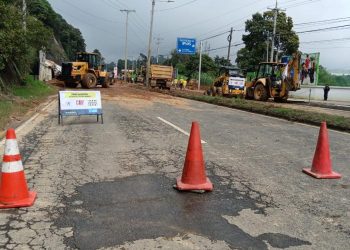 Un equipo interinstitucional trabaja junto al CIV para restablecer el paso vehicular en el km 24.5 de la CA-1 Oriente, ruta a El Salvador
