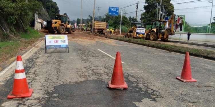 Un equipo interinstitucional trabaja junto al CIV para restablecer el paso vehicular en el km 24.5 de la CA-1 Oriente, ruta a El Salvador
