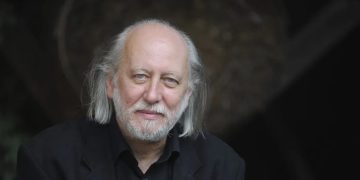 El escritor húngaro László Krasznahorkai fue galardonado por la Academia Sueca con el Premio Nobel de Literatura 2025.