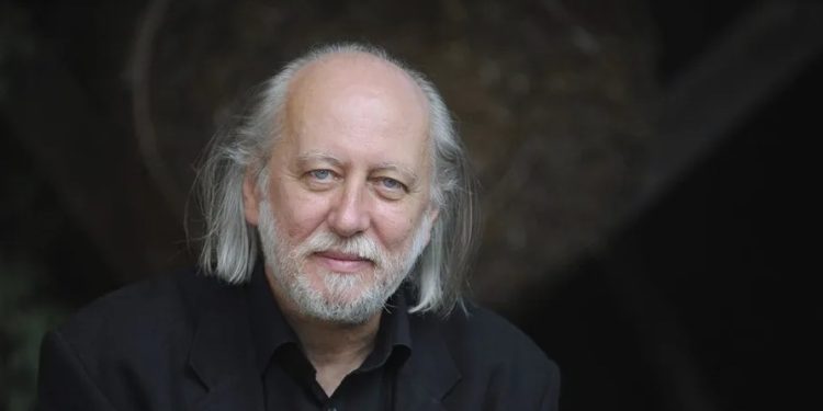 El escritor húngaro László Krasznahorkai fue galardonado por la Academia Sueca con el Premio Nobel de Literatura 2025.
