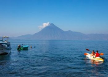 Junto a Antigua Guatemala y Tikal, el lago de Atitlán está entre los principales atractivos de el turimos en Guatemala.