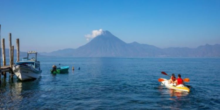 Junto a Antigua Guatemala y Tikal, el lago de Atitlán está entre los principales atractivos de el turimos en Guatemala.