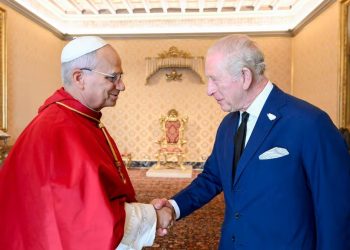El papa León XIV y el rey Carlos III del Reino Unido, durante su encuentro en el Vaticano.