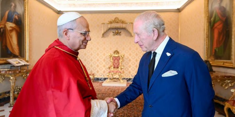 El papa León XIV y el rey Carlos III del Reino Unido, durante su encuentro en el Vaticano.