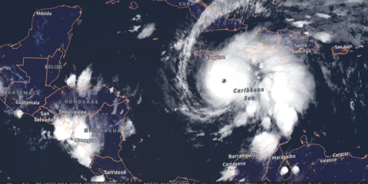 El huracán Melissa, de categoría 4, avanza lentamente en el Caribe rumbo a Jamaica y Cuba.