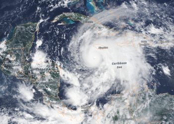 El potente huracán Melissa se encuentra ya azotando Jamaica con fuerza de categoría 5.