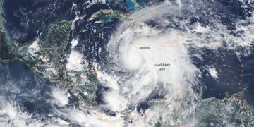 El potente huracán Melissa se encuentra ya azotando Jamaica con fuerza de categoría 5.