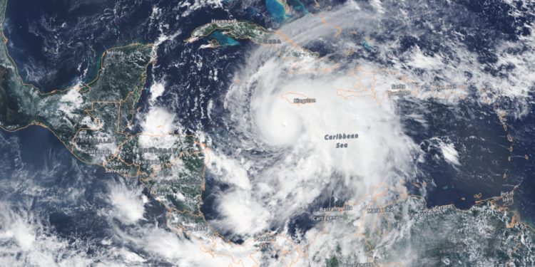 El potente huracán Melissa se encuentra ya azotando Jamaica con fuerza de categoría 5.