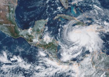 Melissa avanza hacia Jamaica como huracán de categoría y se prevé que cause estragos en la isla.