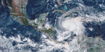 Melissa avanza hacia Jamaica como huracán de categoría y se prevé que cause estragos en la isla.