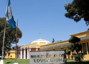 El Mineduc y la SVET instan presentar denuncia por cualquier caso de acoso o violencia sexual en entornos educativos.