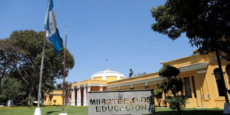 El Mineduc y la SVET instan presentar denuncia por cualquier caso de acoso o violencia sexual en entornos educativos.