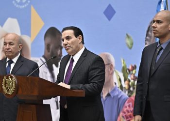 El presidente Bernardo Arévalo presenta al nuevo ministro de Gobernación Marco Antonio Villeda y a los dos nuevos viceministros.