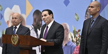 El presidente Bernardo Arévalo presenta al nuevo ministro de Gobernación Marco Antonio Villeda y a los dos nuevos viceministros.